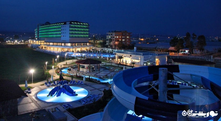 نمای زیبایی از هتل در شب